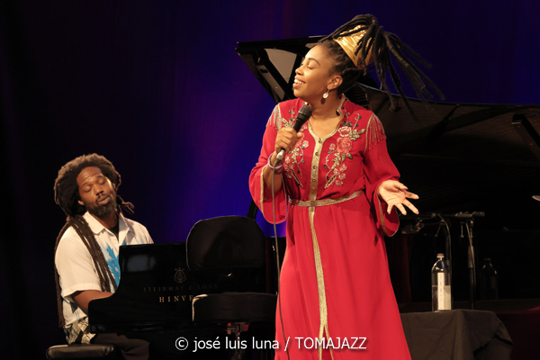 Jazzmeia Horn (48 Festival de Jazz de Vitoria. 2025-07-17) Por José Luis Luna Rocafort [INSTANTZZ AKA Galería fotográfica AKA Fotoblog de jazz, impro… y algo más] - Tomajazz - Jazzmeia Horn actuó en el 48 Festival de Jazz de Vitoria 2025. José Luis Luna Rocafort la retrata en INSTANTZZ. Actuaron Jazzmeia Horn, Joel Holmes, Ameen Saleem, Ryan Sands