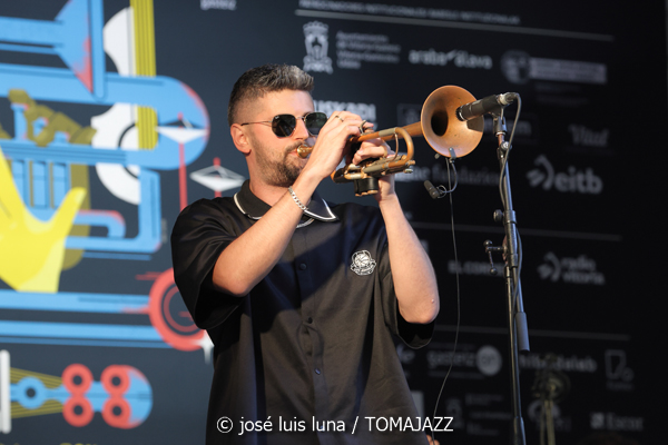Hip Horns Brass Collective (48 Festival de Jazz de Vitoria. 2025-07-12) Por José Luis Luna Rocafort [INSTANTZZ AKA Galería fotográfica AKA Fotoblog de jazz, impro… y algo más] - Tomajazz - Hip Horns Brass Collective actuó en el 48 Festival de Jazz de Vitoria 2025. José Luis Luna Rocafort lo retrata en INSTANTZZ. Actuaron Mabreezee, Aina Pla, Gregori Hollis, Alvar Monfort, Nil Vilà, Albert Costa, Alba Pujals, David Parras, Arnau Alonso, Zarata Selektion