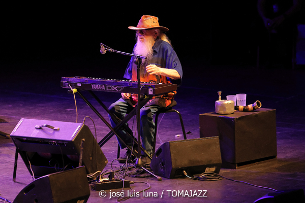 Hermeto Pascoal & Grupo (60 Festival de Jazz de San Sebastián 2025. 2025-07-25) Por José Luis Luna Rocafort [INSTANTZZ AKA Galería fotográfica AKA Fotoblog de jazz, impro… y algo más] - Tomajazz - Hermeto Pascoal & Grupo actuó en el 60 Festival de Jazz de San Sebastián 2025. José Luis Luna Rocafort retrata el concierto en INSTANTZZ. Actuaron Hermeto Pascoal, Itiberê Zwarg, André Marques, Jota P., Fábio Pascoal, Ajuriña Zwarg