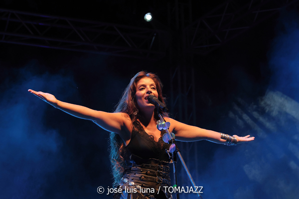 Soleá Morente (La LLuna en Vers. Santuari de Consolació, Sant Joan, Mallorca. 2025-08-09) Por José Luis Luna Rocafort [INSTANTZZ AKA Galería fotográfica AKA Fotoblog de jazz, impro… y algo más] - Tomajazz - Soleá Morente actuó en La LLuna en Vers en Santuari de Consolació, Sant Joan, Mallorca, el 9 de agosto de 2025. José Luis Luna Rocafort lo retrata en INSTANTZZ