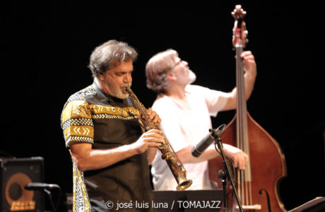 Cuarteto Federal (XI JazzEñe 2025. Teatro Victoria Eugenia, Donosti – San Sebastián. 2025-07-25) Por José Luis Luna Rocafort [INSTANTZZ AKA Galería fotográfica AKA Fotoblog de jazz, impro… y algo más] - Tomajazz - Cuarteto Federal actuó en el XI JazzEñe 2025. José Luis Luna Rocafort lo retrata en INSTANTZZ. Actuaron Kike Perdomo: saxos tenor y soprano
Javier Galiana: piano
Xacobe Martínez: contrabajo
Guillem Arnedo
