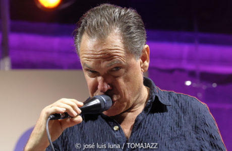 Kurt Elling & The Yellowjackets: Celebrate Weather Report (60 Festival de Jazz de San Sebastián 2025. 2025-07-24) Por José Luis Luna Rocafort [INSTANTZZ AKA Galería fotográfica AKA Fotoblog de jazz, impro… y algo más] - Tomajazz - Kurt Elling & The Yellowjackets: Celebrate Weather Report participaron en el 60 Festival de Jazz de San Sebastián 2025. José Luis Luna Rocafort lo retrata en INSTANTZZ. Actuaron Kurt Elling, Russell Ferrante: piano, teclados
Bob Mintzer: saxo tenor, EWI
Dane Alderson: bajo eléctrico
William Kennedy