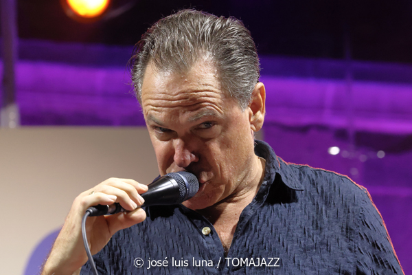 Kurt Elling & The Yellowjackets: Celebrate Weather Report (60 Festival de Jazz de San Sebastián 2025. 2025-07-24) Por José Luis Luna Rocafort [INSTANTZZ AKA Galería fotográfica AKA Fotoblog de jazz, impro… y algo más] - Tomajazz - Kurt Elling & The Yellowjackets: Celebrate Weather Report participaron en el 60 Festival de Jazz de San Sebastián 2025. José Luis Luna Rocafort lo retrata en INSTANTZZ. Actuaron Kurt Elling, Russell Ferrante: piano, teclados
Bob Mintzer: saxo tenor, EWI
Dane Alderson: bajo eléctrico
William Kennedy