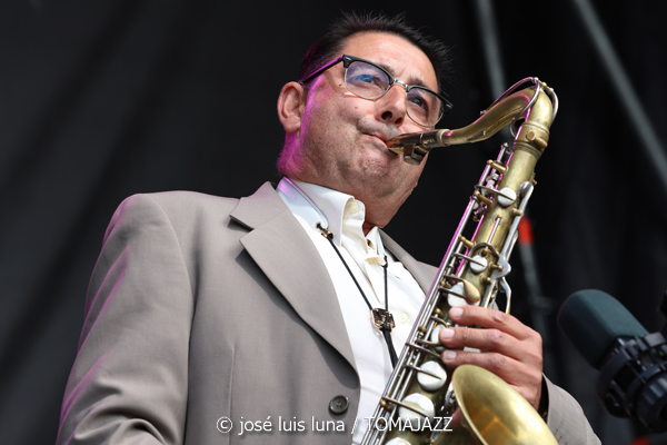 Jessie Gordon Quintet (60 Festival de Jazz de San Sebastián 2025. 2025-07-24) Por José Luis Luna Rocafort [INSTANTZZ AKA Galería fotográfica AKA Fotoblog de jazz, impro… y algo más] - Tomajazz - Jessie Gordon Quintet actuó en el 60 Festival de Jazz de San Sebastián 2025. José Luis Luna Rocafort lo retrata en INSTANTZZ. Actuaron Jessie Gordon, Enric Peidro, Fede Mazzanti, Ignasi González, Xavi Hinojosa