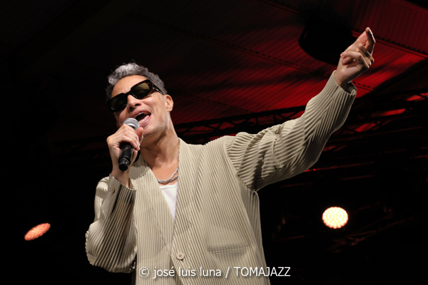 Jose James (48 Festival de Jazz de Vitoria. 2025-07-17) Por José Luis Luna Rocafort [INSTANTZZ AKA Galería fotográfica AKA Fotoblog de jazz, impro… y algo más] - Tomajazz - Jose James actuó en el 48 Festival de Jazz de Vitoria 2025. José Luis Luna Rocafort lo retrata en INSTANTZZ. Actuaron Jose James, BigYuki, Yves Fernández, Dom Gerva, Ebban Dorsey