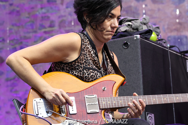 Marc Ribot Hurry Red Telephone (60 Festival de Jazz de San Sebastián 2025. 2025-07-25) Por José Luis Luna Rocafort [INSTANTZZ AKA Galería fotográfica AKA Fotoblog de jazz, impro… y algo más] - Tomajazz - Marc Ribot Hurry Red Telephone actuó en el 60 Festival de Jazz de San Sebastián 2025. José Luis Luna Rocafort lo retrata en INSTANTZZ. Actuaron Marc Ribot, Ava Mendoza, Sebastian Steinberg, Chad Taylor