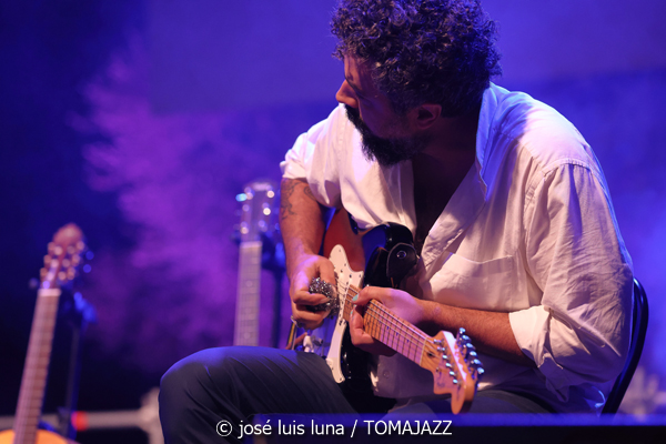 Niño de Elche (La LLuna en Vers. Santuari de Consolació, Sant Joan, Mallorca. 2025-08-09) Por José Luis Luna Rocafort [INSTANTZZ AKA Galería fotográfica AKA Fotoblog de jazz, impro… y algo más] - Tomajazz - Niño de Elche actuó en La LLuna en Vers en Santuari de Consolació, Sant Joan, Mallorca, el 9 de agosto de 2025. José Luis Luna Rocafort lo retrata en INSTANTZZ. Actuaron Niño de Elche, Xisco Rojo, Susana Hernández "DJ Ylia"