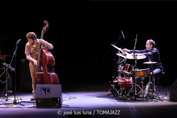 Pere Bujosa Trío (XI JazzEñe 2025. Teatro Victoria Eugenia, Donosti – San Sebastián. 2025-07-26) Por José Luis Luna Rocafort [INSTANTZZ AKA Galería fotográfica AKA Fotoblog de jazz, impro… y algo más] - Tomajazz - Pere Bujosa Trío actuó en el XI JazzEñe 2025 en Donosti – San Sebastián, el 26 de julio de 2025. José Luis Luna Rocafort lo retrata en INSTANTZZ. Actuaron Pere Bujosa, Xavi Torres, Joan Terol