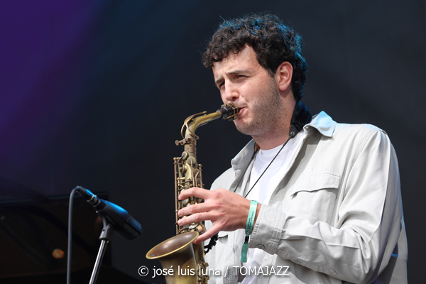 Eneko Diéguez Quartet (60 Festival de Jazz de San Sebastián 2025. 2025-07-25) Por José Luis Luna Rocafort [INSTANTZZ AKA Galería fotográfica AKA Fotoblog de jazz, impro… y algo más] - Tomajazz - Eneko Diéguez Quartet actuó en el 60 Festival de Jazz de San Sebastián 2025. José Luis Luna Rocafort lo retrata en INSTANTZZ. Actuaron Eneko Diéguez, Raúl Pérez, Nicolás Alvear, Eneko Arbea