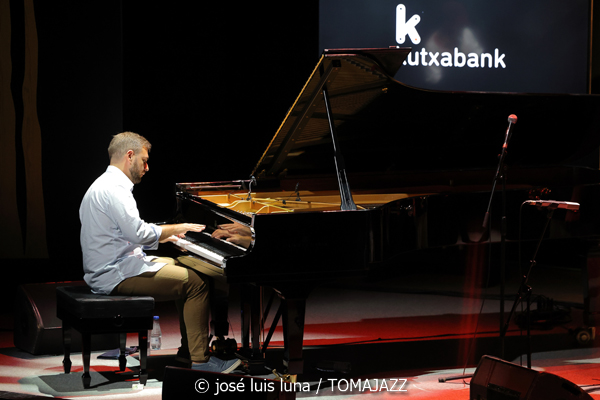 Sarah Hanahan + Luca Filastro Trio (48 Festival de Jazz de Vitoria. 2025-07-18) Por José Luis Luna Rocafort [INSTANTZZ AKA Galería fotográfica AKA Fotoblog de jazz, impro… y algo más] - Tomajazz - Sarah Hanahan + Luca Filastro Trio actuaron en el 48 Festival de Jazz de Vitoria 2025. José Luis Luna Rocafort lo retrata en INSTANTZZ. Actuaron Sarah Hanahan, Luca Filastro, Vincenzo Florio, Andrea Nunzi
