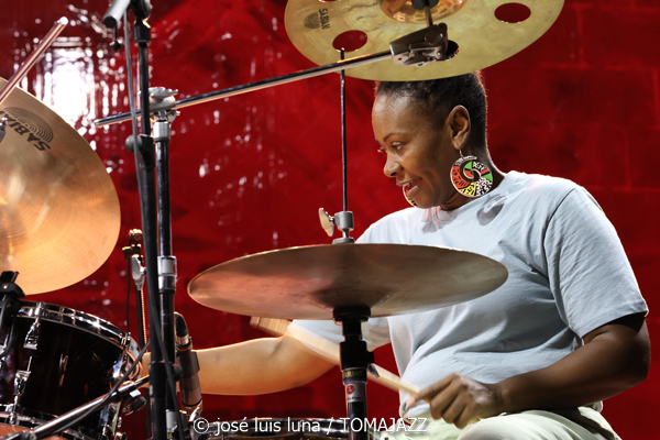 Dee Dee Bridgewater (60 Festival de Jazz de San Sebastián 2025. 2025-07-25) Por José Luis Luna Rocafort [INSTANTZZ AKA Galería fotográfica AKA Fotoblog de jazz, impro… y algo más] - Tomajazz - Dee Dee Bridgewater actuó en el 60 Festival de Jazz de San Sebastián 2025. José Luis Luna Rocafort la retrata en INSTANTZZ. Actuaron Dee Dee Bridgewater, Carmen Staaf, Rosa Brunello, Shirazette Tinnin
