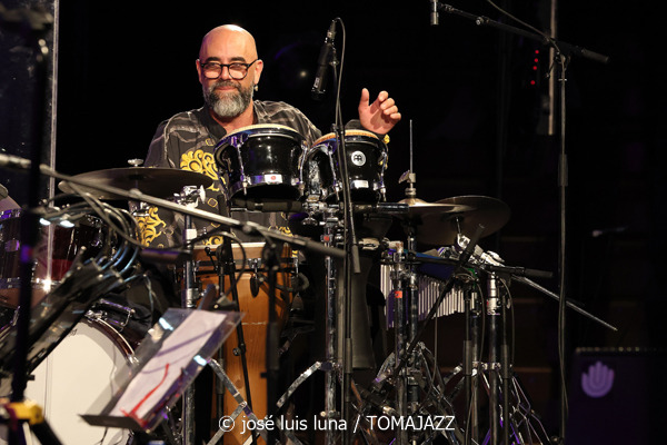 Al Di Meola (48 Festival de Jazz de Vitoria. 2025-07-18) Por José Luis Luna Rocafort [INSTANTZZ AKA Galería fotográfica AKA Fotoblog de jazz, impro… y algo más] - Tomajazz - Al Di Meola actuó en el 48 Festival de Jazz de Vitoria 2025. José Luis Luna Rocafort lo retrata en INSTANTZZ. Actuaron Al Di Meola, Peo Alfonsi, Sergio Martínes