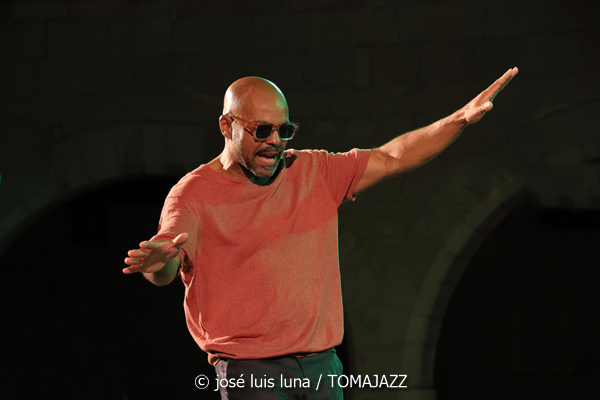 Myles Sanko (Jazz Palma Festival 2025. Castell de Bellver. Palma. 2025-08-07) Por José Luis Luna Rocafort [INSTANTZZ AKA Galería fotográfica AKA Fotoblog de jazz, impro… y algo más] - Tomajazz - Myles Sanko actuó en el Jazz Palma Festival 2025. José Luis Luna Rocafort lo retrata en INSTANTZZ. Actuaron Myles Sanko, Tom O'Grady, Gareth Lumbers, George Cashmore, Jon Mapp, Ric Elsworth