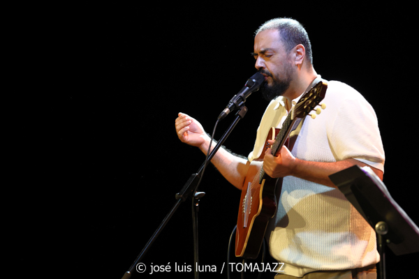 Daniel Román Jazz Quintet (XI JazzEñe 2025. Teatro Victoria Eugenia, Donosti – San Sebastián. 2025-07-26) Por José Luis Luna Rocafort [INSTANTZZ AKA Galería fotográfica AKA Fotoblog de jazz, impro… y algo más] - Tomajazz - Daniel Román Jazz Quintet actuó en XI JazzEñe 2025. José Luis Luna Rocafort lo retrata en INSTANTZZ. Actuaron Daniel Román, Román Filiú, César Filiú, Álvaro del Valle, Naíma Acuña