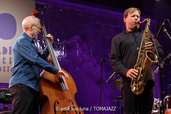 Dave Holland / Chris Potter: Kismet (60 Festival de Jazz de San Sebastián 2025. 2025-07-26) Por José Luis Luna Rocafort [INSTANTZZ AKA Galería fotográfica AKA Fotoblog de jazz, impro… y algo más] - Tomajazz - Dave Holland / Chris Potter actuaron con Kismet en el 60 Festival de Jazz de San Sebastián 2025. José Luis Luna Rocafort lo retrata en INSTANTZZ. Con Dave Holland, Chris Potter, Marcus Gilmore
