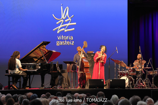 Jazzmeia Horn (48 Festival de Jazz de Vitoria. 2025-07-17) Por José Luis Luna Rocafort [INSTANTZZ AKA Galería fotográfica AKA Fotoblog de jazz, impro… y algo más] - Tomajazz - Jazzmeia Horn actuó en el 48 Festival de Jazz de Vitoria 2025. José Luis Luna Rocafort la retrata en INSTANTZZ. Actuaron Jazzmeia Horn, Joel Holmes, Ameen Saleem, Ryan Sands