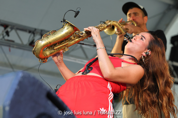 Hip Horns Brass Collective (48 Festival de Jazz de Vitoria. 2025-07-12) Por José Luis Luna Rocafort [INSTANTZZ AKA Galería fotográfica AKA Fotoblog de jazz, impro… y algo más] - Tomajazz - Hip Horns Brass Collective actuó en el 48 Festival de Jazz de Vitoria 2025. José Luis Luna Rocafort lo retrata en INSTANTZZ. Actuaron Mabreezee, Aina Pla, Gregori Hollis, Alvar Monfort, Nil Vilà, Albert Costa, Alba Pujals, David Parras, Arnau Alonso, Zarata Selektion