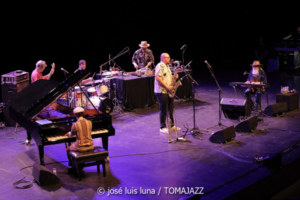 Hermeto Pascoal & Grupo (60 Festival de Jazz de San Sebastián 2025. 2025-07-25) Por José Luis Luna Rocafort [INSTANTZZ AKA Galería fotográfica AKA Fotoblog de jazz, impro… y algo más] - Tomajazz - Hermeto Pascoal & Grupo actuó en el 60 Festival de Jazz de San Sebastián 2025. José Luis Luna Rocafort retrata el concierto en INSTANTZZ. Actuaron Hermeto Pascoal, Itiberê Zwarg, André Marques, Jota P., Fábio Pascoal, Ajuriña Zwarg