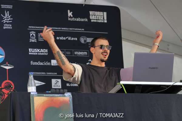 Zarata Selektion (48 Festival de Jazz de Vitoria. 2025-07-12) Por José Luis Luna Rocafort [INSTANTZZ AKA Galería fotográfica AKA Fotoblog de jazz, impro… y algo más] - Tomajazz - Zarata Selektion actuó en el 48 Festival de Jazz de Vitoria 2025-07-12) Por José Luis Luna Rocafort [INSTANTZZ
