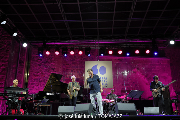 Kurt Elling & The Yellowjackets: Celebrate Weather Report (60 Festival de Jazz de San Sebastián 2025. 2025-07-24) Por José Luis Luna Rocafort [INSTANTZZ AKA Galería fotográfica AKA Fotoblog de jazz, impro… y algo más] - Tomajazz - Kurt Elling & The Yellowjackets: Celebrate Weather Report participaron en el 60 Festival de Jazz de San Sebastián 2025. José Luis Luna Rocafort lo retrata en INSTANTZZ. Actuaron Kurt Elling, Russell Ferrante: piano, teclados Bob Mintzer: saxo tenor, EWI Dane Alderson: bajo eléctrico William Kennedy