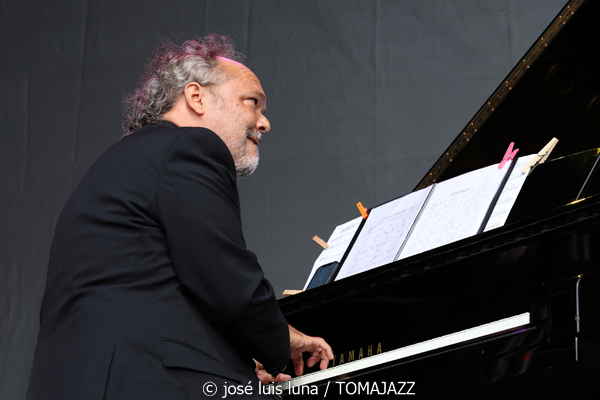 Jessie Gordon Quintet (60 Festival de Jazz de San Sebastián 2025. 2025-07-24) Por José Luis Luna Rocafort [INSTANTZZ AKA Galería fotográfica AKA Fotoblog de jazz, impro… y algo más] - Tomajazz - Jessie Gordon Quintet actuó en el 60 Festival de Jazz de San Sebastián 2025. José Luis Luna Rocafort lo retrata en INSTANTZZ. Actuaron Jessie Gordon, Enric Peidro, Fede Mazzanti, Ignasi González, Xavi Hinojosa