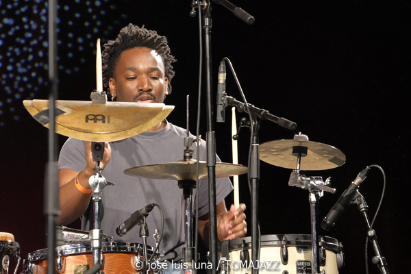 Jose James (48 Festival de Jazz de Vitoria. 2025-07-17) Por José Luis Luna Rocafort [INSTANTZZ AKA Galería fotográfica AKA Fotoblog de jazz, impro… y algo más] - Tomajazz - Jose James actuó en el 48 Festival de Jazz de Vitoria 2025. José Luis Luna Rocafort lo retrata en INSTANTZZ. Actuaron Jose James, BigYuki, Yves Fernández, Dom Gerva, Ebban Dorsey