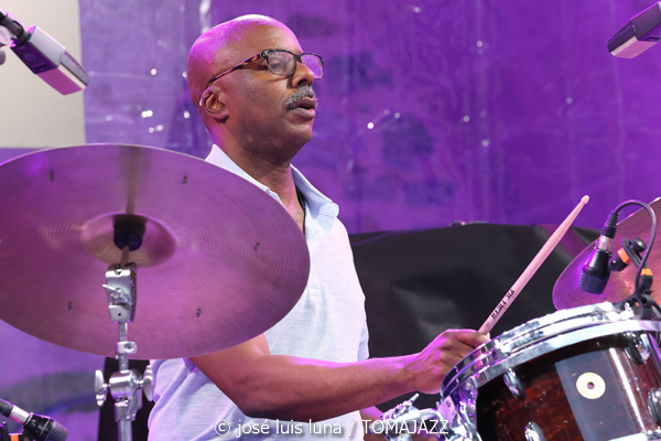 Marc Ribot Hurry Red Telephone (60 Festival de Jazz de San Sebastián 2025. 2025-07-25) Por José Luis Luna Rocafort [INSTANTZZ AKA Galería fotográfica AKA Fotoblog de jazz, impro… y algo más] - Tomajazz - Marc Ribot Hurry Red Telephone actuó en el 60 Festival de Jazz de San Sebastián 2025. José Luis Luna Rocafort lo retrata en INSTANTZZ. Actuaron Marc Ribot, Ava Mendoza, Sebastian Steinberg, Chad Taylor