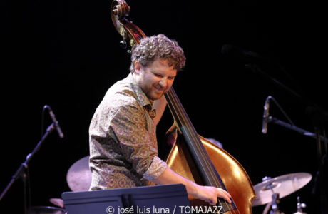 Pere Bujosa Trío (XI JazzEñe 2025. Teatro Victoria Eugenia, Donosti – San Sebastián. 2025-07-26) Por José Luis Luna Rocafort [INSTANTZZ AKA Galería fotográfica AKA Fotoblog de jazz, impro… y algo más] - Tomajazz - Pere Bujosa Trío actuó en el XI JazzEñe 2025 en Donosti – San Sebastián, el 26 de julio de 2025. José Luis Luna Rocafort lo retrata en INSTANTZZ. Actuaron Pere Bujosa, Xavi Torres, Joan Terol