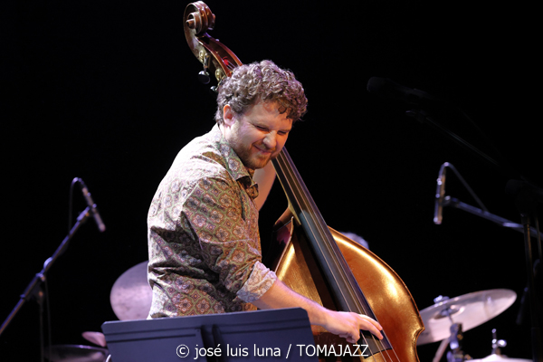 Pere Bujosa Trío (XI JazzEñe 2025. Teatro Victoria Eugenia, Donosti – San Sebastián. 2025-07-26) Por José Luis Luna Rocafort [INSTANTZZ AKA Galería fotográfica AKA Fotoblog de jazz, impro… y algo más] - Tomajazz - Pere Bujosa Trío actuó en el XI JazzEñe 2025 en Donosti – San Sebastián, el 26 de julio de 2025. José Luis Luna Rocafort lo retrata en INSTANTZZ. Actuaron Pere Bujosa, Xavi Torres, Joan Terol
