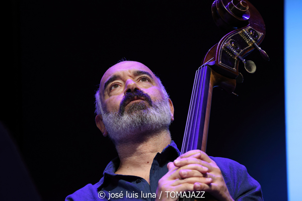 Sarah Hanahan + Luca Filastro Trio (48 Festival de Jazz de Vitoria. 2025-07-18) Por José Luis Luna Rocafort [INSTANTZZ AKA Galería fotográfica AKA Fotoblog de jazz, impro… y algo más] - Tomajazz - Sarah Hanahan + Luca Filastro Trio actuaron en el 48 Festival de Jazz de Vitoria 2025. José Luis Luna Rocafort lo retrata en INSTANTZZ. Actuaron Sarah Hanahan, Luca Filastro, Vincenzo Florio, Andrea Nunzi