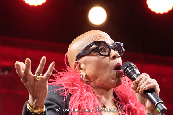 Dee Dee Bridgewater (60 Festival de Jazz de San Sebastián 2025. 2025-07-25) Por José Luis Luna Rocafort [INSTANTZZ AKA Galería fotográfica AKA Fotoblog de jazz, impro… y algo más] - Tomajazz - Dee Dee Bridgewater actuó en el 60 Festival de Jazz de San Sebastián 2025. José Luis Luna Rocafort la retrata en INSTANTZZ. Actuaron Dee Dee Bridgewater, Carmen Staaf, Rosa Brunello, Shirazette Tinnin