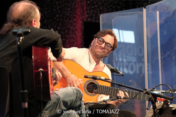 Al Di Meola (48 Festival de Jazz de Vitoria. 2025-07-18) Por José Luis Luna Rocafort [INSTANTZZ AKA Galería fotográfica AKA Fotoblog de jazz, impro… y algo más] - Tomajazz - Al Di Meola actuó en el 48 Festival de Jazz de Vitoria 2025. José Luis Luna Rocafort lo retrata en INSTANTZZ. Actuaron Al Di Meola, Peo Alfonsi, Sergio Martínes