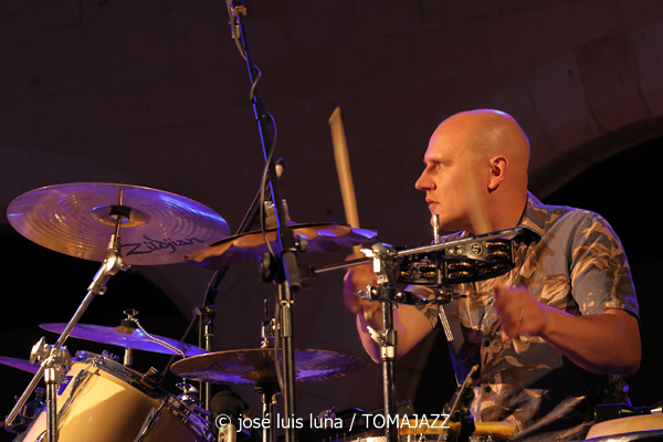Myles Sanko (Jazz Palma Festival 2025. Castell de Bellver. Palma. 2025-08-07) Por José Luis Luna Rocafort [INSTANTZZ AKA Galería fotográfica AKA Fotoblog de jazz, impro… y algo más] - Tomajazz - Myles Sanko actuó en el Jazz Palma Festival 2025. José Luis Luna Rocafort lo retrata en INSTANTZZ. Actuaron Myles Sanko, Tom O'Grady, Gareth Lumbers, George Cashmore, Jon Mapp, Ric Elsworth