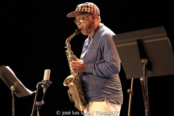 Daniel Román Jazz Quintet (XI JazzEñe 2025. Teatro Victoria Eugenia, Donosti – San Sebastián. 2025-07-26) Por José Luis Luna Rocafort [INSTANTZZ AKA Galería fotográfica AKA Fotoblog de jazz, impro… y algo más] - Tomajazz - Daniel Román Jazz Quintet actuó en XI JazzEñe 2025. José Luis Luna Rocafort lo retrata en INSTANTZZ. Actuaron Daniel Román, Román Filiú, César Filiú, Álvaro del Valle, Naíma Acuña
