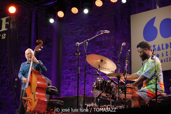 Dave Holland / Chris Potter: Kismet (60 Festival de Jazz de San Sebastián 2025. 2025-07-26) Por José Luis Luna Rocafort [INSTANTZZ AKA Galería fotográfica AKA Fotoblog de jazz, impro… y algo más] - Tomajazz - Dave Holland / Chris Potter actuaron con Kismet en el 60 Festival de Jazz de San Sebastián 2025. José Luis Luna Rocafort lo retrata en INSTANTZZ. Con Dave Holland, Chris Potter, Marcus Gilmore