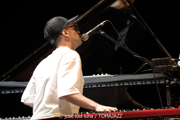 Eme Eme Project (XI JazzEñe 2025. Teatro Victoria Eugenia, Donosti – San Sebastián. 2025-07-25) Por José Luis Luna Rocafort [INSTANTZZ AKA Galería fotográfica AKA Fotoblog de jazz, impro… y algo más] - Tomajazz - Eme Eme Project de Marta Mansilla actuó en XI JazzEñe 2025 en San Sebastián. José Luis Luna Rocafort retrata el concierto en INSTANTZZ. Actuaron Marta Mansilla, David Sancho, Antonio Tomás Sepúlveda, Jesús Caparrós, Rodrigo Ballesteros