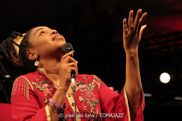 Jazzmeia Horn (48 Festival de Jazz de Vitoria. 2025-07-17) Por José Luis Luna Rocafort [INSTANTZZ AKA Galería fotográfica AKA Fotoblog de jazz, impro… y algo más] - Tomajazz - Jazzmeia Horn actuó en el 48 Festival de Jazz de Vitoria 2025. José Luis Luna Rocafort la retrata en INSTANTZZ. Actuaron Jazzmeia Horn, Joel Holmes, Ameen Saleem, Ryan Sands