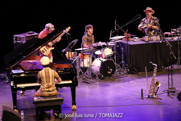 Hermeto Pascoal & Grupo (60 Festival de Jazz de San Sebastián 2025. 2025-07-25) Por José Luis Luna Rocafort [INSTANTZZ AKA Galería fotográfica AKA Fotoblog de jazz, impro… y algo más] - Tomajazz - Hermeto Pascoal & Grupo actuó en el 60 Festival de Jazz de San Sebastián 2025. José Luis Luna Rocafort retrata el concierto en INSTANTZZ. Actuaron Hermeto Pascoal, Itiberê Zwarg, André Marques, Jota P., Fábio Pascoal, Ajuriña Zwarg