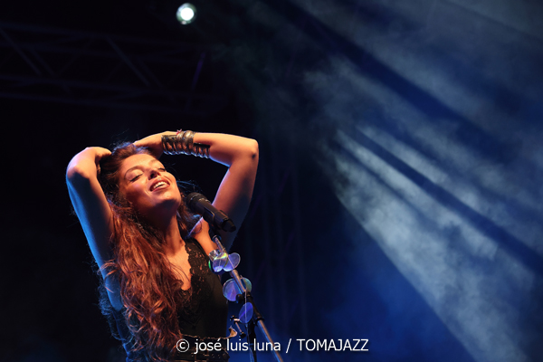 Soleá Morente (La LLuna en Vers. Santuari de Consolació, Sant Joan, Mallorca. 2025-08-09) Por José Luis Luna Rocafort [INSTANTZZ AKA Galería fotográfica AKA Fotoblog de jazz, impro… y algo más] - Tomajazz - Soleá Morente actuó en La LLuna en Vers en Santuari de Consolació, Sant Joan,  Mallorca, el 9 de agosto de 2025. José Luis Luna Rocafort lo retrata en INSTANTZZ