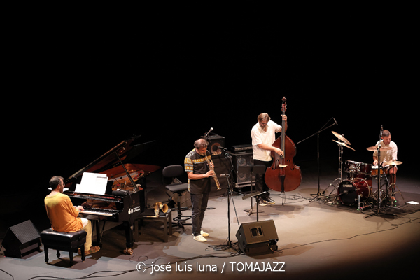 Cuarteto Federal (XI JazzEñe 2025. Teatro Victoria Eugenia, Donosti – San Sebastián. 2025-07-25) Por José Luis Luna Rocafort [INSTANTZZ AKA Galería fotográfica AKA Fotoblog de jazz, impro… y algo más] - Tomajazz - Cuarteto Federal actuó en el XI JazzEñe 2025. José Luis Luna Rocafort lo retrata en INSTANTZZ. Actuaron Kike Perdomo: saxos tenor y soprano Javier Galiana: piano Xacobe Martínez: contrabajo Guillem Arnedo