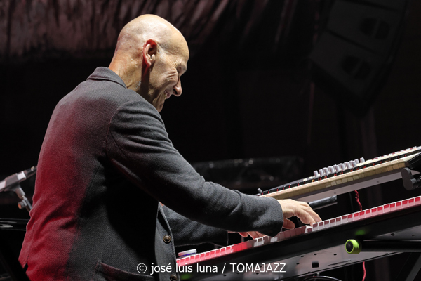 Kurt Elling & The Yellowjackets: Celebrate Weather Report (60 Festival de Jazz de San Sebastián 2025. 2025-07-24) Por José Luis Luna Rocafort [INSTANTZZ AKA Galería fotográfica AKA Fotoblog de jazz, impro… y algo más] - Tomajazz - Kurt Elling & The Yellowjackets: Celebrate Weather Report participaron en el 60 Festival de Jazz de San Sebastián 2025. José Luis Luna Rocafort lo retrata en INSTANTZZ. Actuaron Kurt Elling, Russell Ferrante: piano, teclados Bob Mintzer: saxo tenor, EWI Dane Alderson: bajo eléctrico William Kennedy