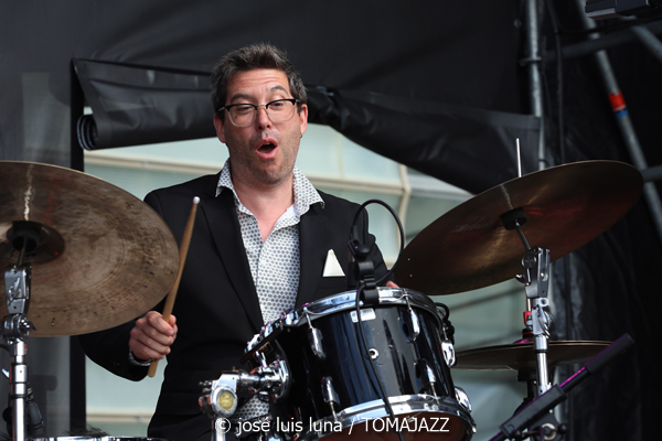 Jessie Gordon Quintet (60 Festival de Jazz de San Sebastián 2025. 2025-07-24) Por José Luis Luna Rocafort [INSTANTZZ AKA Galería fotográfica AKA Fotoblog de jazz, impro… y algo más] - Tomajazz - Jessie Gordon Quintet actuó en el 60 Festival de Jazz de San Sebastián 2025. José Luis Luna Rocafort lo retrata en INSTANTZZ. Actuaron Jessie Gordon, Enric Peidro, Fede Mazzanti, Ignasi González, Xavi Hinojosa