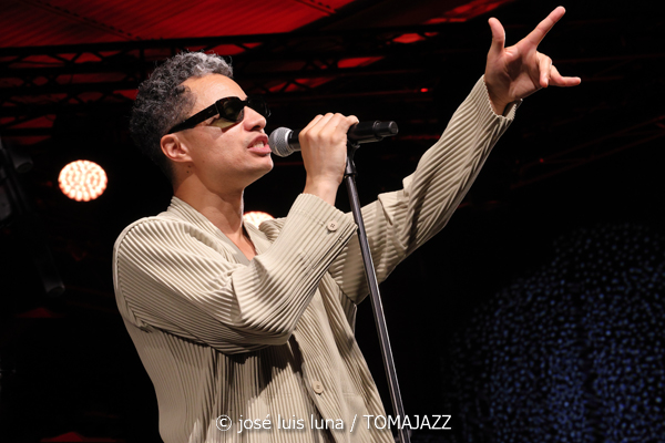 Jose James (48 Festival de Jazz de Vitoria. 2025-07-17) Por José Luis Luna Rocafort [INSTANTZZ AKA Galería fotográfica AKA Fotoblog de jazz, impro… y algo más] - Tomajazz - Jose James actuó en el 48 Festival de Jazz de Vitoria 2025. José Luis Luna Rocafort lo retrata en INSTANTZZ. Actuaron Jose James, BigYuki, Yves Fernández, Dom Gerva, Ebban Dorsey