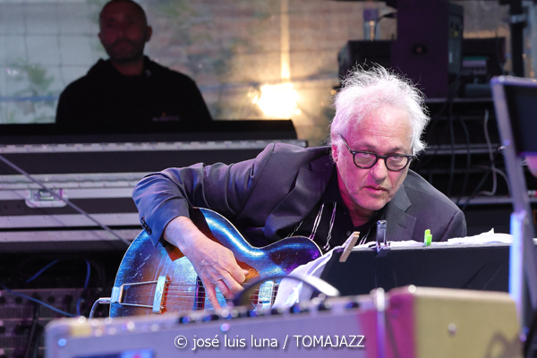 Marc Ribot Hurry Red Telephone (60 Festival de Jazz de San Sebastián 2025. 2025-07-25) Por José Luis Luna Rocafort [INSTANTZZ AKA Galería fotográfica AKA Fotoblog de jazz, impro… y algo más] - Tomajazz - Marc Ribot Hurry Red Telephone actuó en el 60 Festival de Jazz de San Sebastián 2025. José Luis Luna Rocafort lo retrata en INSTANTZZ. Actuaron Marc Ribot, Ava Mendoza, Sebastian Steinberg, Chad Taylor