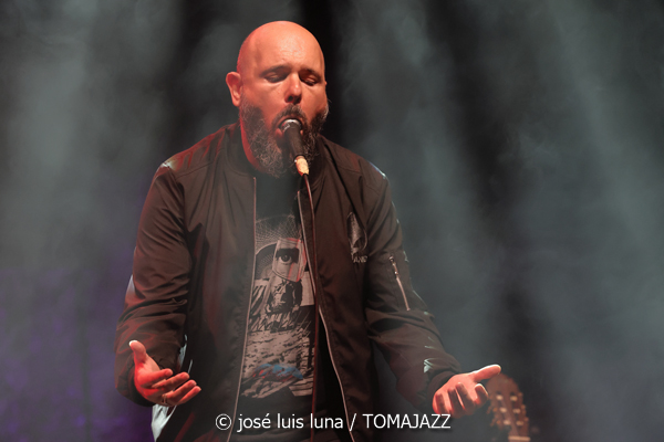Niño de Elche (La LLuna en Vers. Santuari de Consolació, Sant Joan, Mallorca. 2025-08-09) Por José Luis Luna Rocafort [INSTANTZZ AKA Galería fotográfica AKA Fotoblog de jazz, impro… y algo más] - Tomajazz - Niño de Elche actuó en La LLuna en Vers en Santuari de Consolació, Sant Joan, Mallorca, el 9 de agosto de 2025. José Luis Luna Rocafort lo retrata en INSTANTZZ. Actuaron Niño de Elche, Xisco Rojo, Susana Hernández "DJ Ylia"