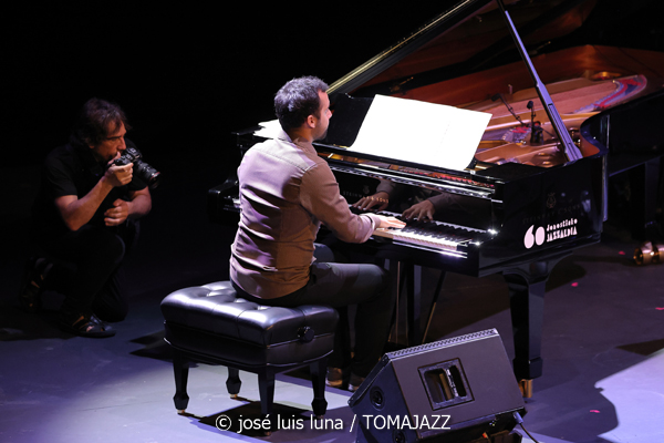 Pere Bujosa Trío (XI JazzEñe 2025. Teatro Victoria Eugenia, Donosti – San Sebastián. 2025-07-26) Por José Luis Luna Rocafort [INSTANTZZ AKA Galería fotográfica AKA Fotoblog de jazz, impro… y algo más] - Tomajazz - Pere Bujosa Trío actuó en el XI JazzEñe 2025 en Donosti – San Sebastián, el 26 de julio de 2025. José Luis Luna Rocafort lo retrata en INSTANTZZ. Actuaron Pere Bujosa, Xavi Torres, Joan Terol