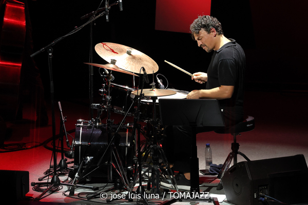 Sarah Hanahan + Luca Filastro Trio (48 Festival de Jazz de Vitoria. 2025-07-18) Por José Luis Luna Rocafort [INSTANTZZ AKA Galería fotográfica AKA Fotoblog de jazz, impro… y algo más] - Tomajazz - Sarah Hanahan + Luca Filastro Trio actuaron en el 48 Festival de Jazz de Vitoria 2025. José Luis Luna Rocafort lo retrata en INSTANTZZ. Actuaron Sarah Hanahan, Luca Filastro, Vincenzo Florio, Andrea Nunzi