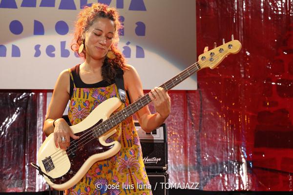 Dee Dee Bridgewater (60 Festival de Jazz de San Sebastián 2025. 2025-07-25) Por José Luis Luna Rocafort [INSTANTZZ AKA Galería fotográfica AKA Fotoblog de jazz, impro… y algo más] - Tomajazz - Dee Dee Bridgewater actuó en el 60 Festival de Jazz de San Sebastián 2025. José Luis Luna Rocafort la retrata en INSTANTZZ. Actuaron Dee Dee Bridgewater, Carmen Staaf, Rosa Brunello, Shirazette Tinnin