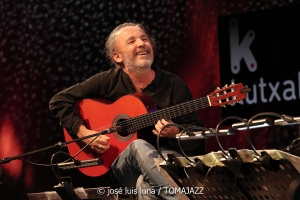 Al Di Meola (48 Festival de Jazz de Vitoria. 2025-07-18) Por José Luis Luna Rocafort [INSTANTZZ AKA Galería fotográfica AKA Fotoblog de jazz, impro… y algo más] - Tomajazz - Al Di Meola actuó en el 48 Festival de Jazz de Vitoria 2025. José Luis Luna Rocafort lo retrata en INSTANTZZ. Actuaron Al Di Meola, Peo Alfonsi, Sergio Martínes