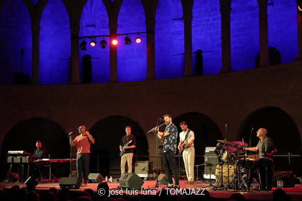 Myles Sanko (Jazz Palma Festival 2025. Castell de Bellver. Palma. 2025-08-07) Por José Luis Luna Rocafort [INSTANTZZ AKA Galería fotográfica AKA Fotoblog de jazz, impro… y algo más] - Tomajazz - Myles Sanko actuó en el Jazz Palma Festival 2025. José Luis Luna Rocafort lo retrata en INSTANTZZ. Actuaron Myles Sanko, Tom O'Grady, Gareth Lumbers, George Cashmore, Jon Mapp, Ric Elsworth